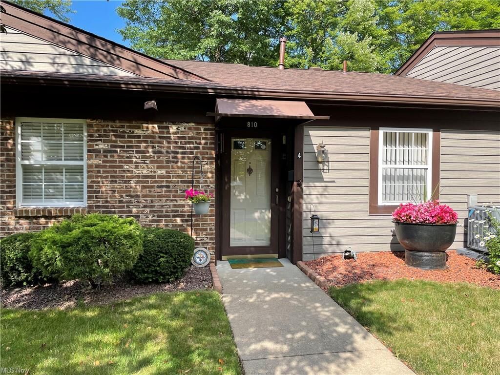 Property Photo: 810 Nob Hill Drive 4 OH 44446