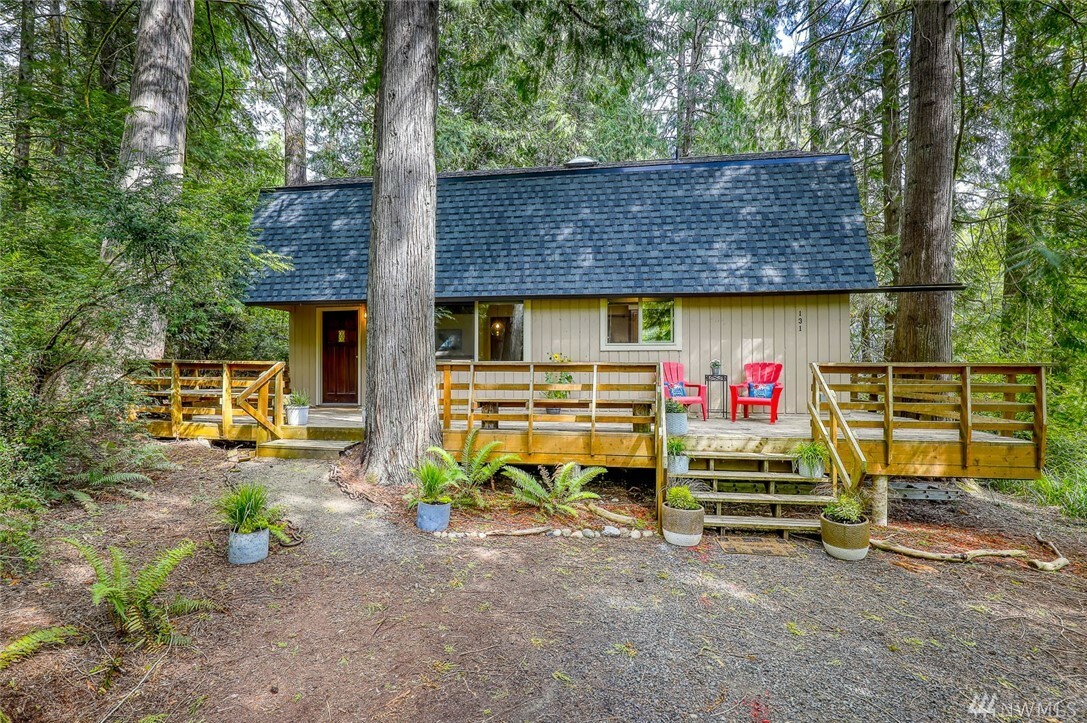 Property Photo:  131 E Barnacle Blvd  WA 98584 