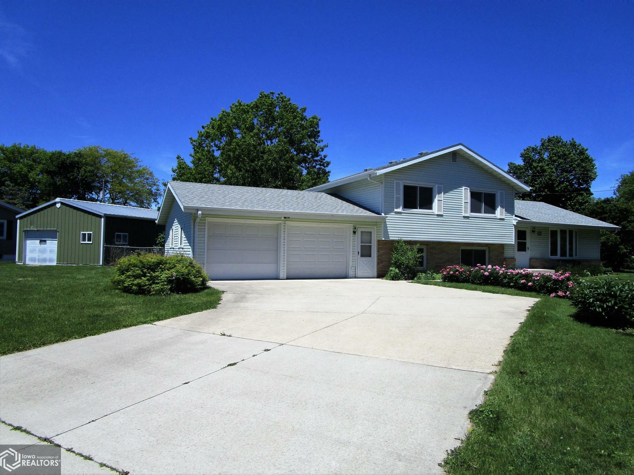 Property Photo:  2404 Ellis Avenue  IA 50126 