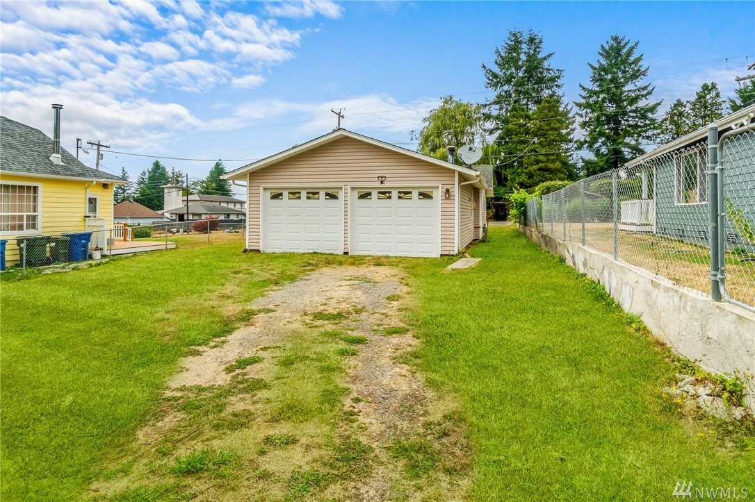 Property Photo:  25821 Lawson St  WA 98010 