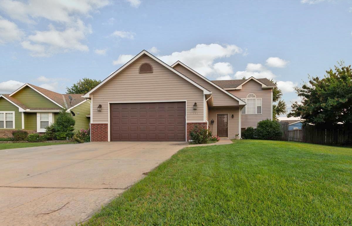 Property Photo: 1501 Jubilee St KS 67060