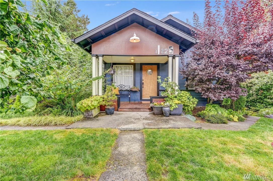 Property Photo:  11225 Palatine Ave N  WA 98133 