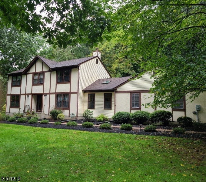Property Photo:  8 Powhatatan Way  NJ 07840 