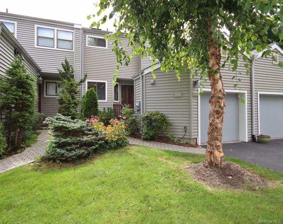 Property Photo:  222 Horseshoe Circle  NY 10562 