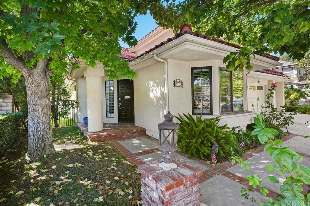 Property Photo:  7815 Valley Flores Drive  CA 91304 