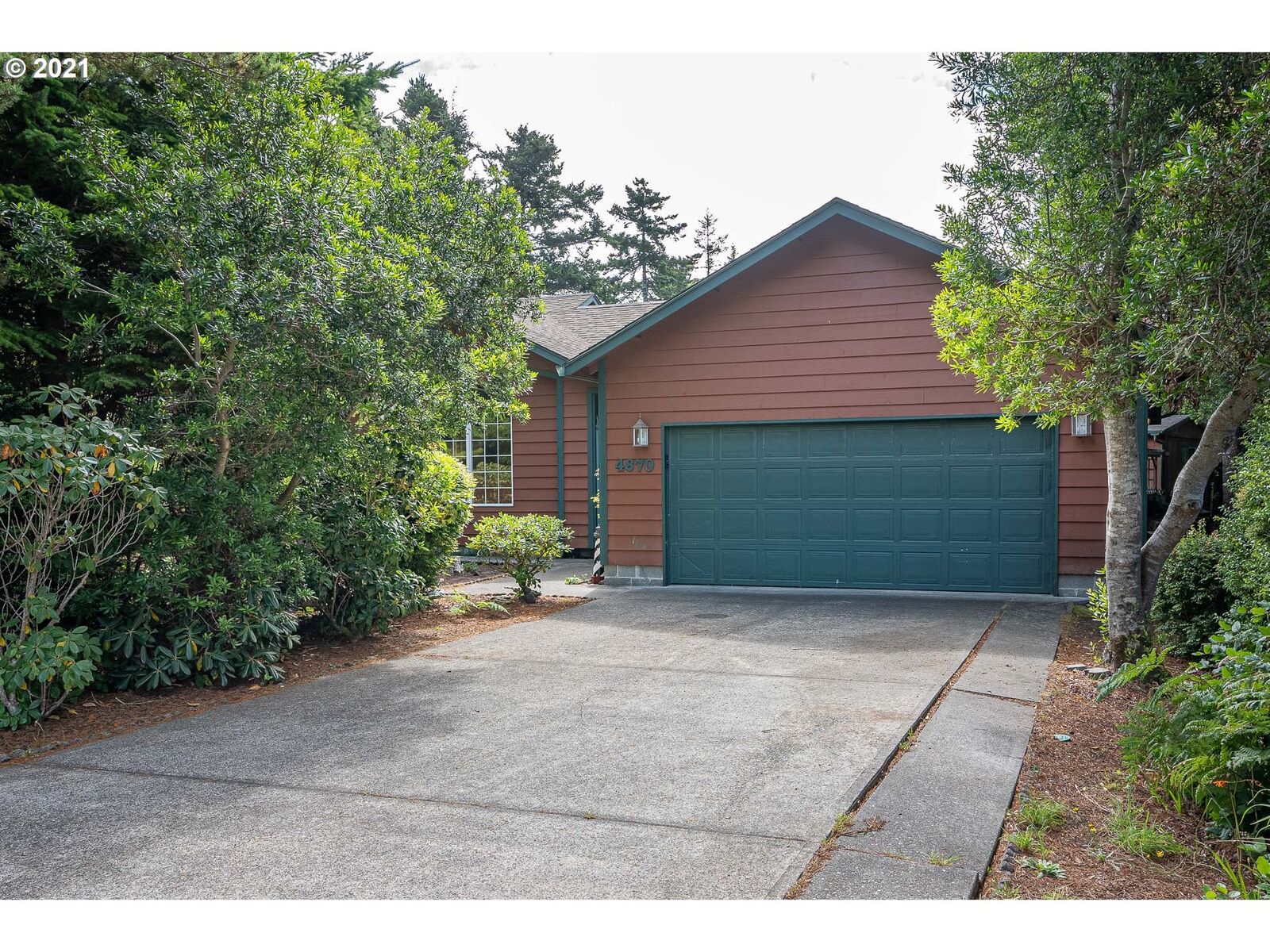 Property Photo: 4870 Cloudcroft Ln OR 97439