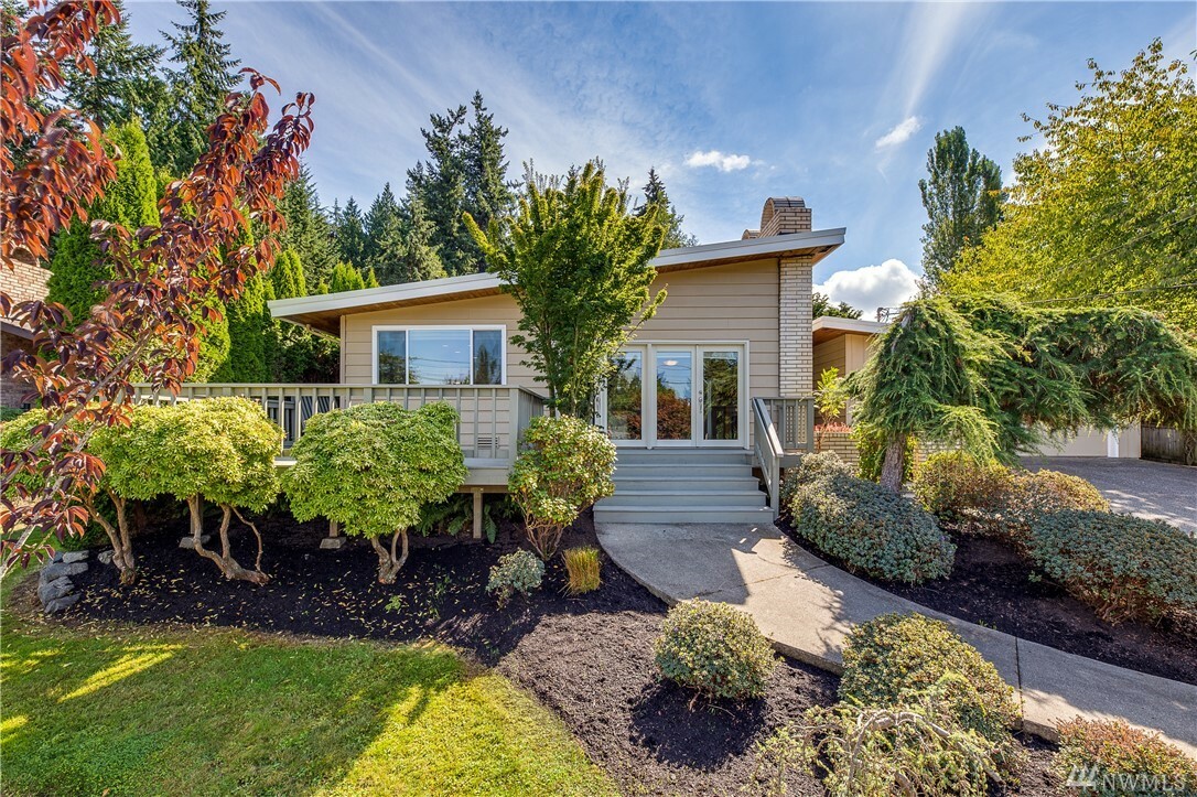 Property Photo:  1008 Harborview Lane  WA 98203 