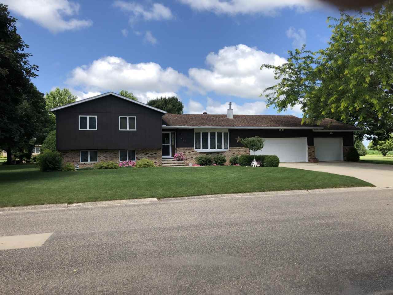 Property Photo:  401 Corkery Drive  IA 50674 