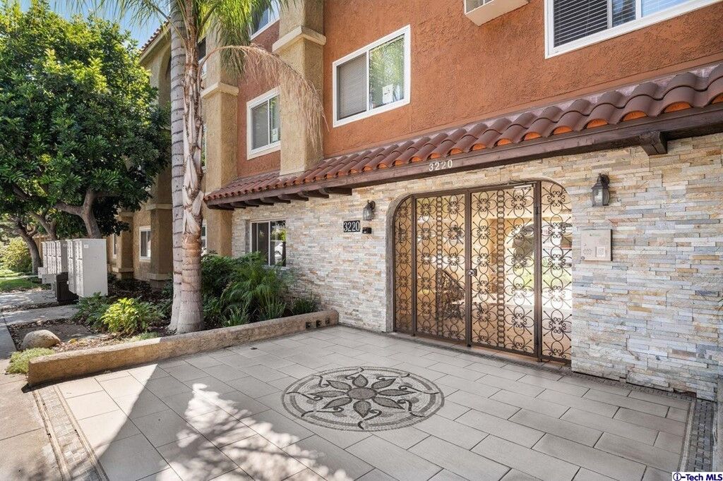 Property Photo: 3220 Altura Avenue 208 CA 91214