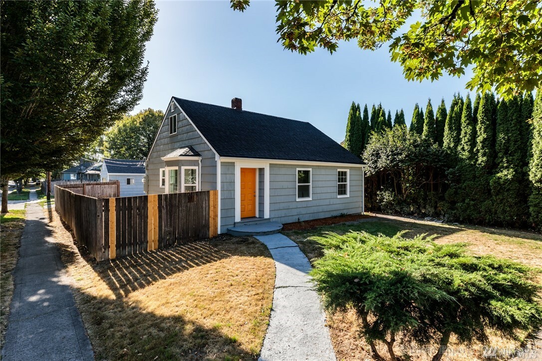 Property Photo:  476 17th Ave  WA 98632 