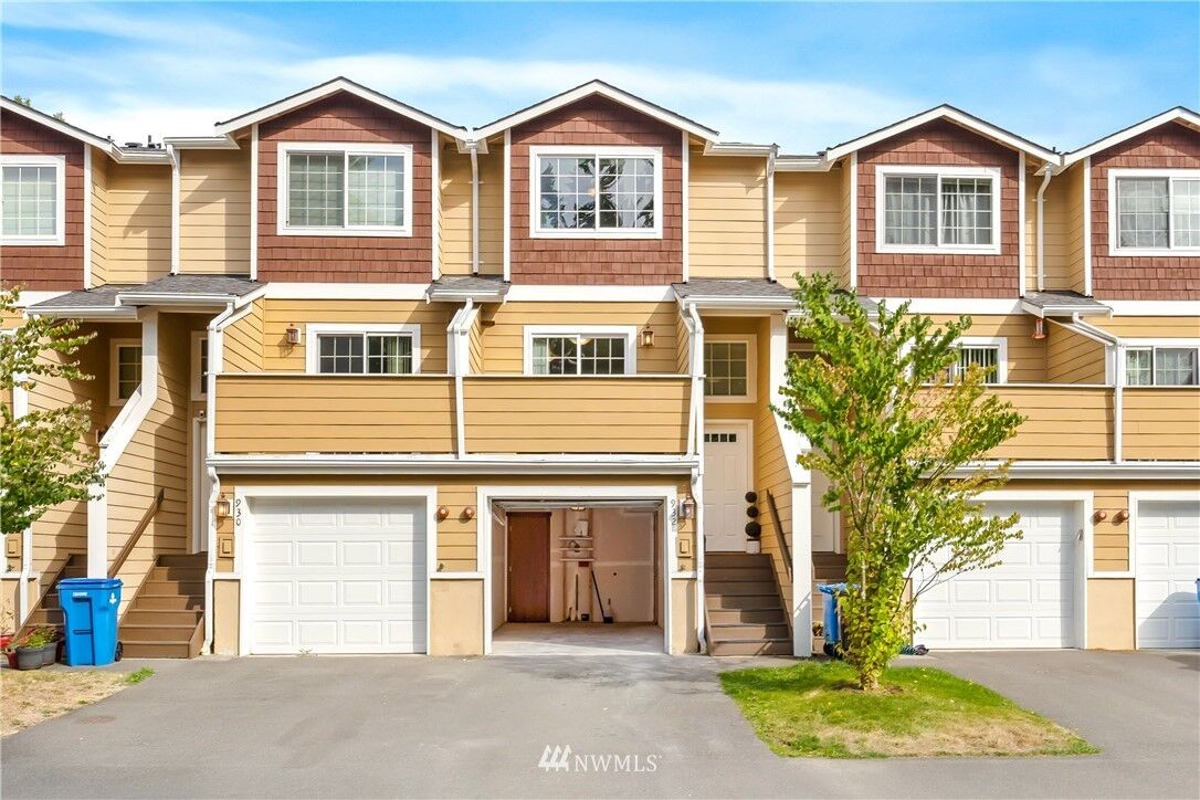 Property Photo: 924 N 199th St 932 WA 98133