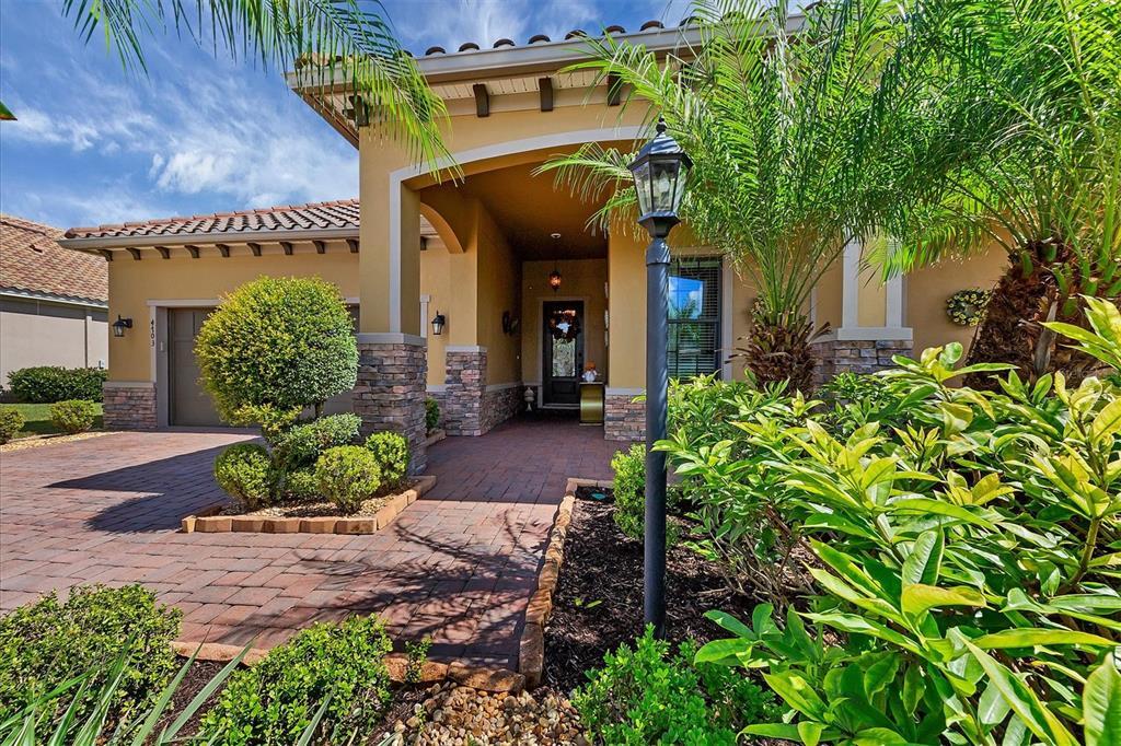 Property Photo: 4703 Tobermory Way FL 34211