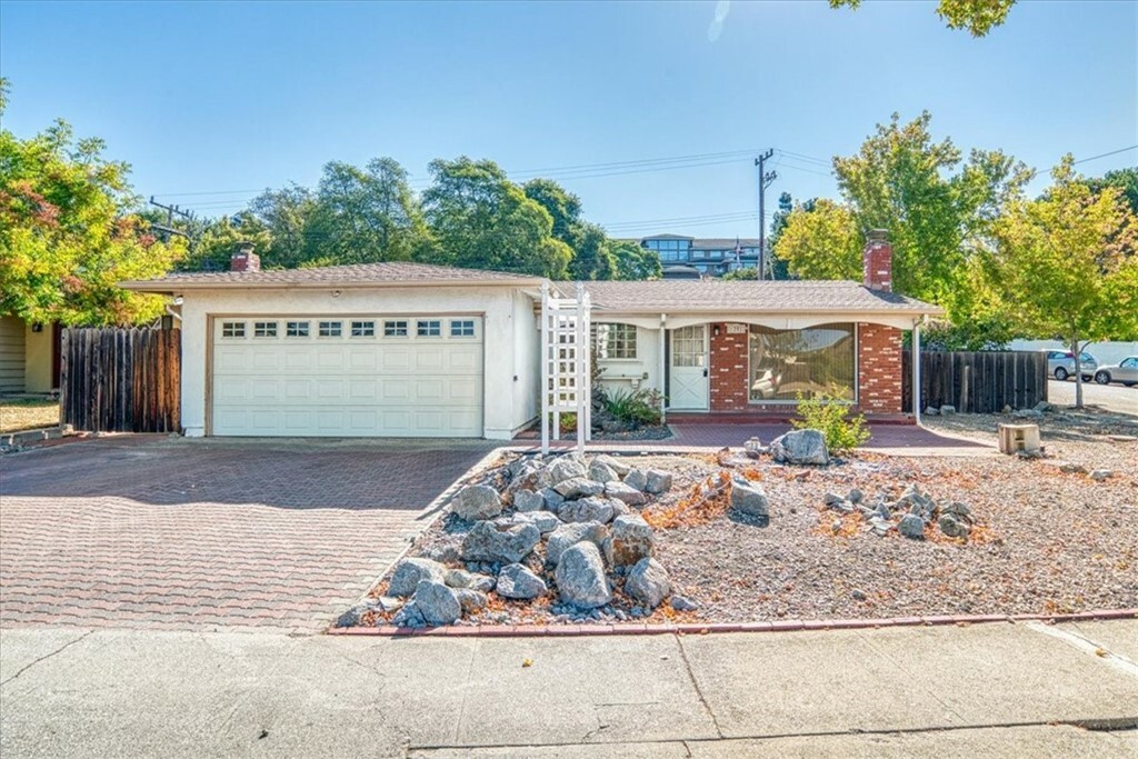 Property Photo:  1201 Fernwood Drive  CA 93401 