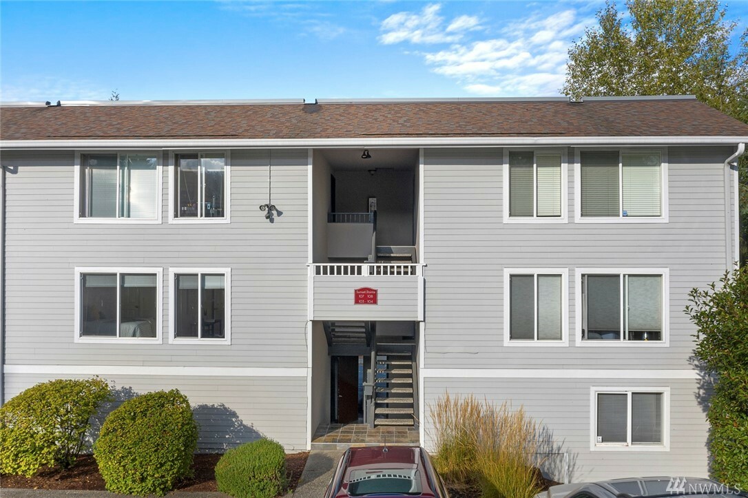 Property Photo:  10110 NE 60th St 103  WA 98033 