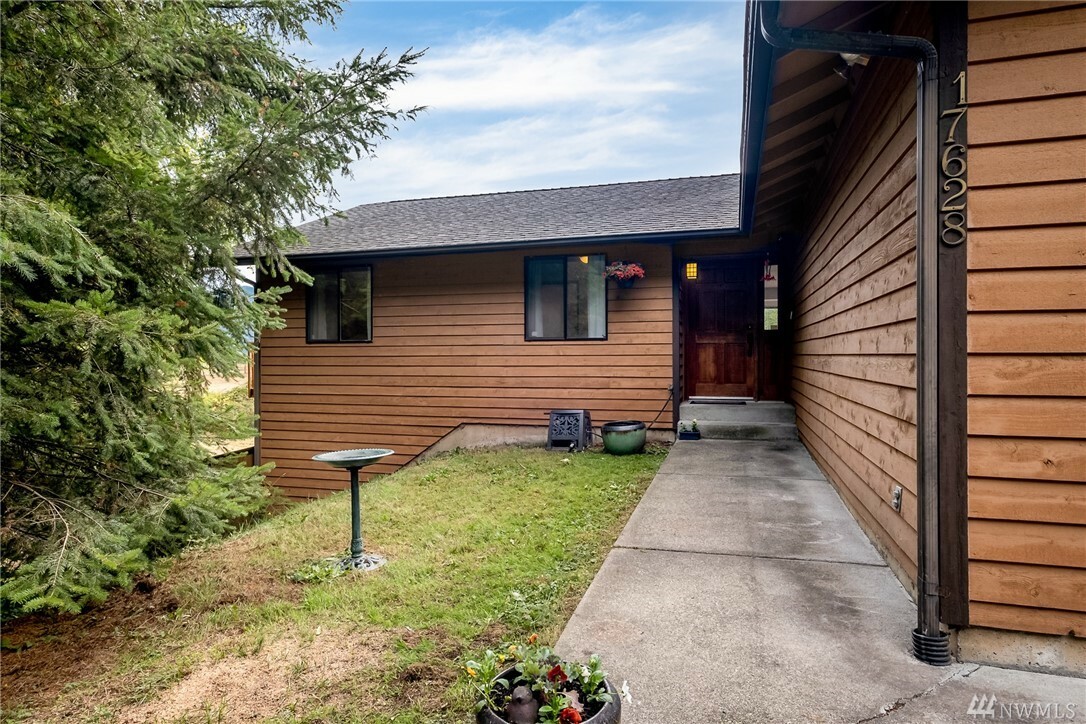 Property Photo:  17628 252nd Ave SE  WA 98038 