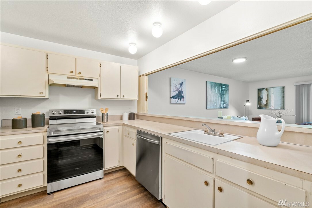 Property Photo: 6858 139th Ave NE 702 WA 98052