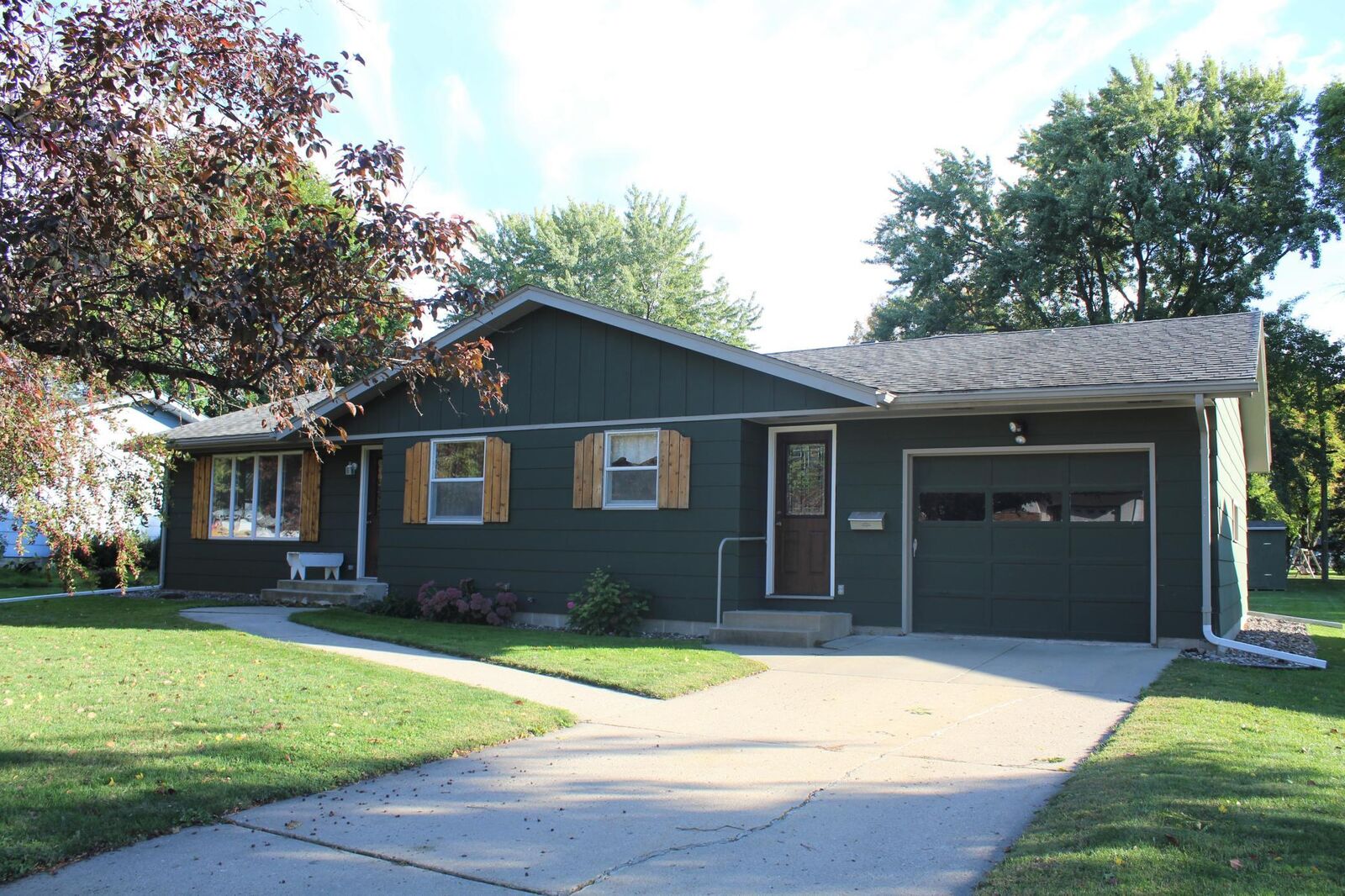 Property Photo:  208 Inner Drive  MN 56069 
