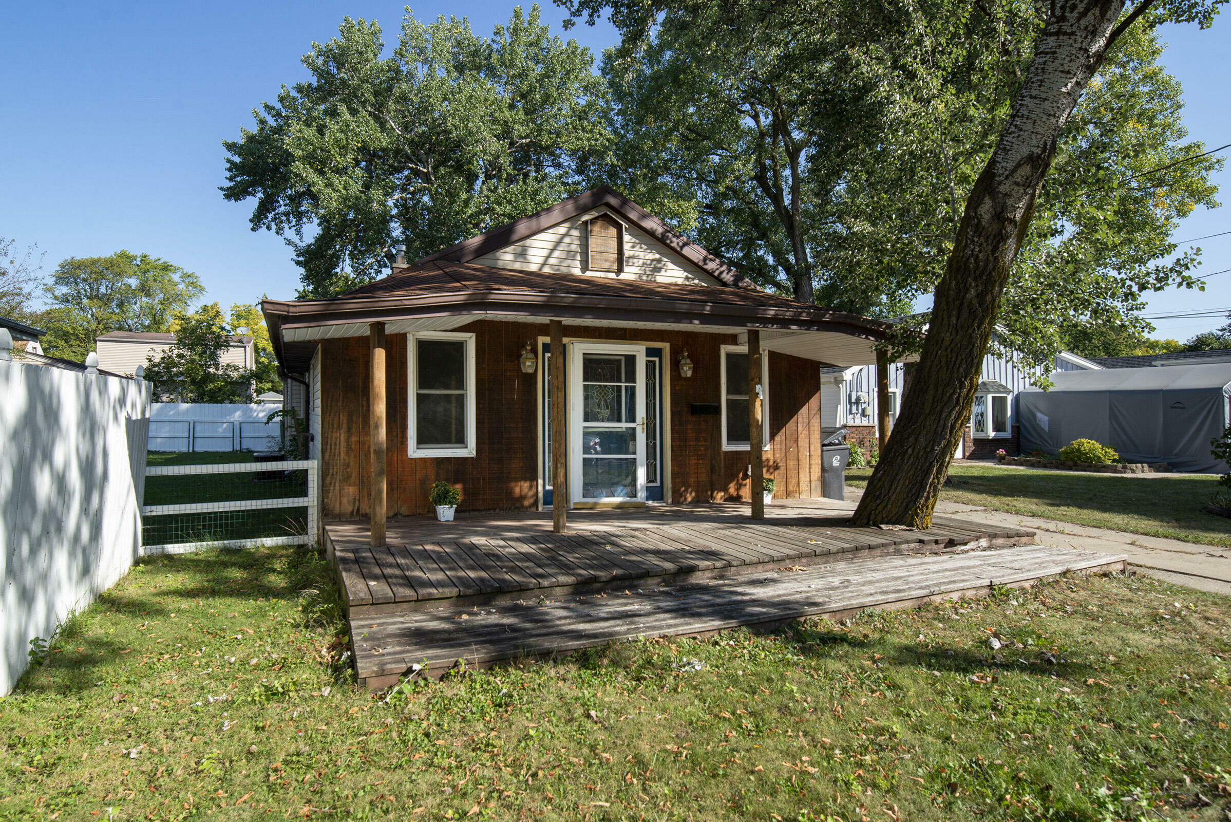 Property Photo:  338 W Roberta Ave  WI 53186 