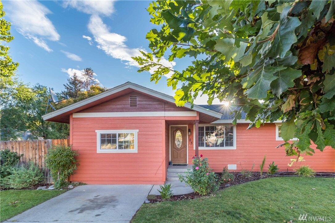 Property Photo:  105 N Iowa Ave  WA 98802 