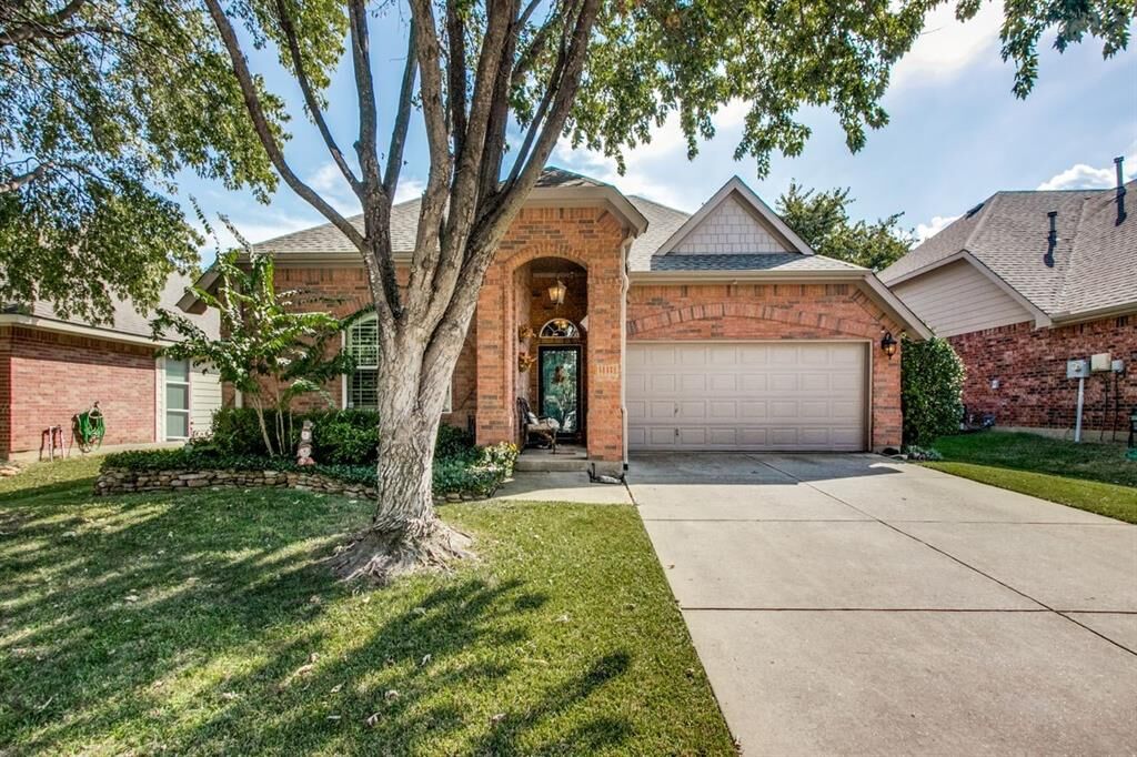 Property Photo: 5817 Greenmeadow Drive TX 76226