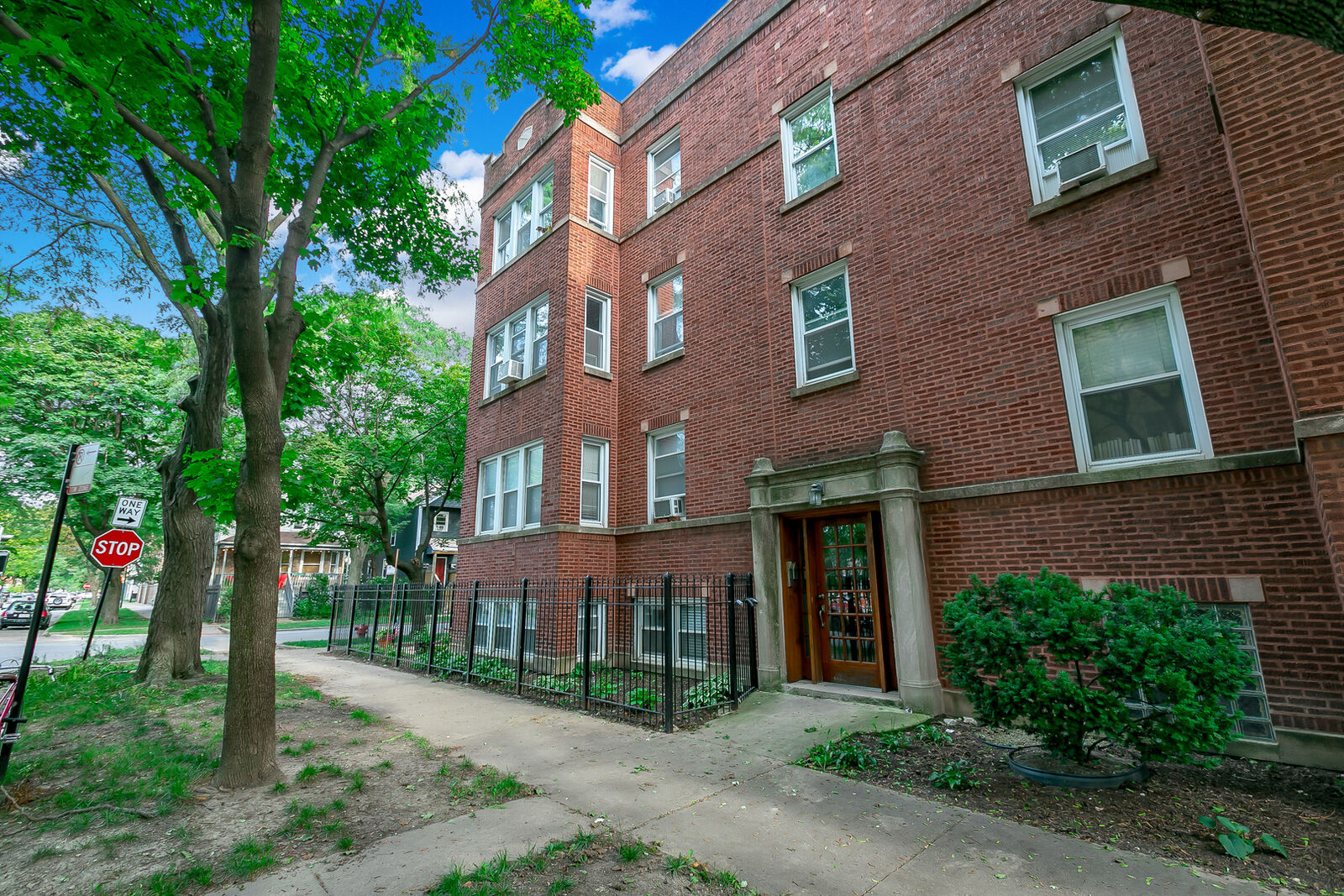 Property Photo:  3703 W Cullom Avenue C  IL 60618 