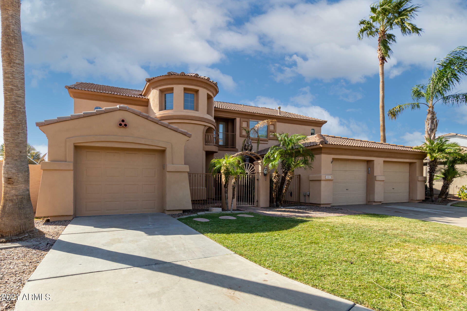 Property Photo:  1520 S Sunnyvale Circle  AZ 85206 