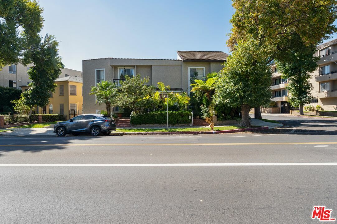 Property Photo:  1303  S Roxbury Dr 2  CA 90035 