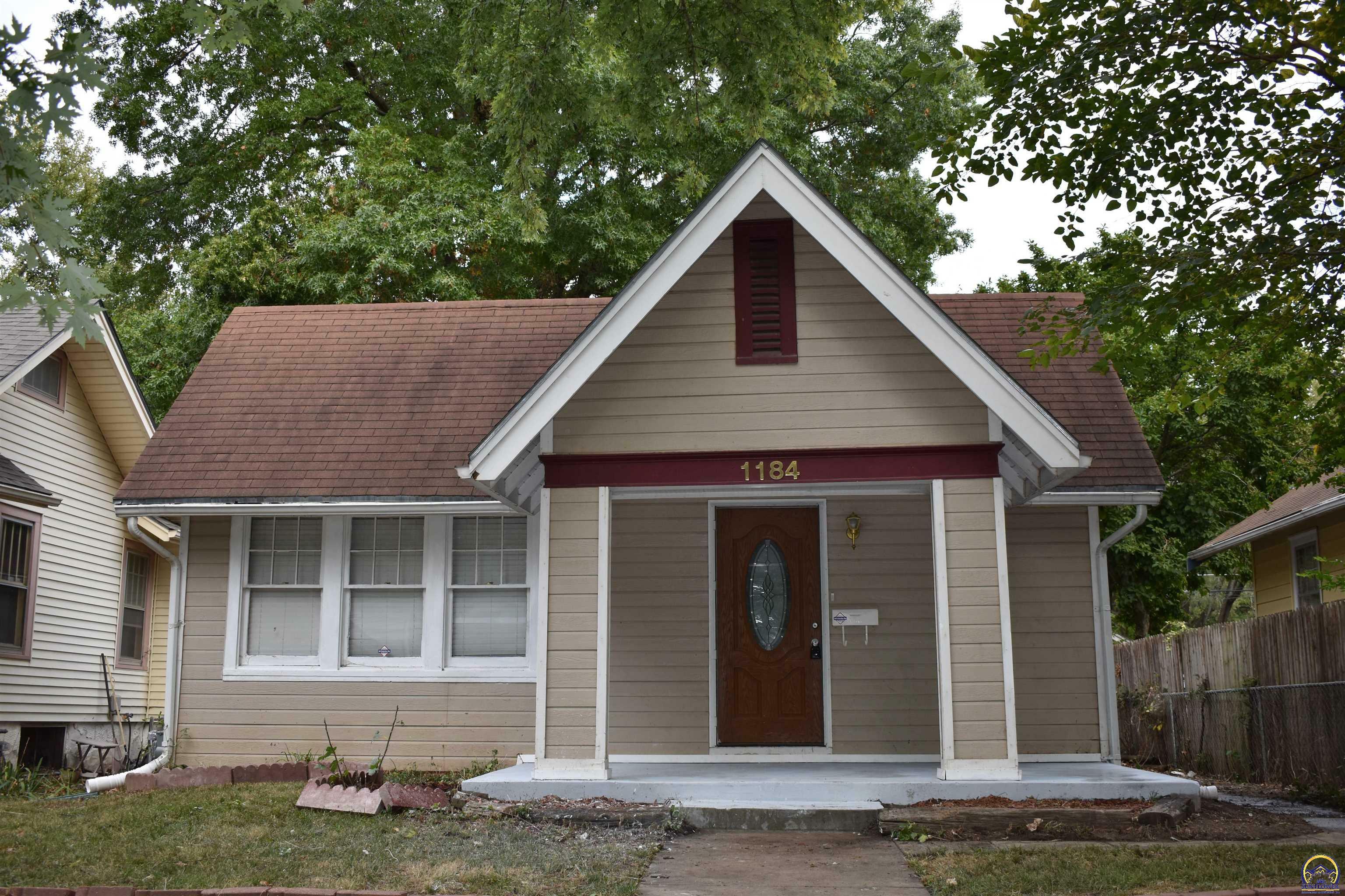 Property Photo:  1184 SW Woodward Ave  KS 66604 