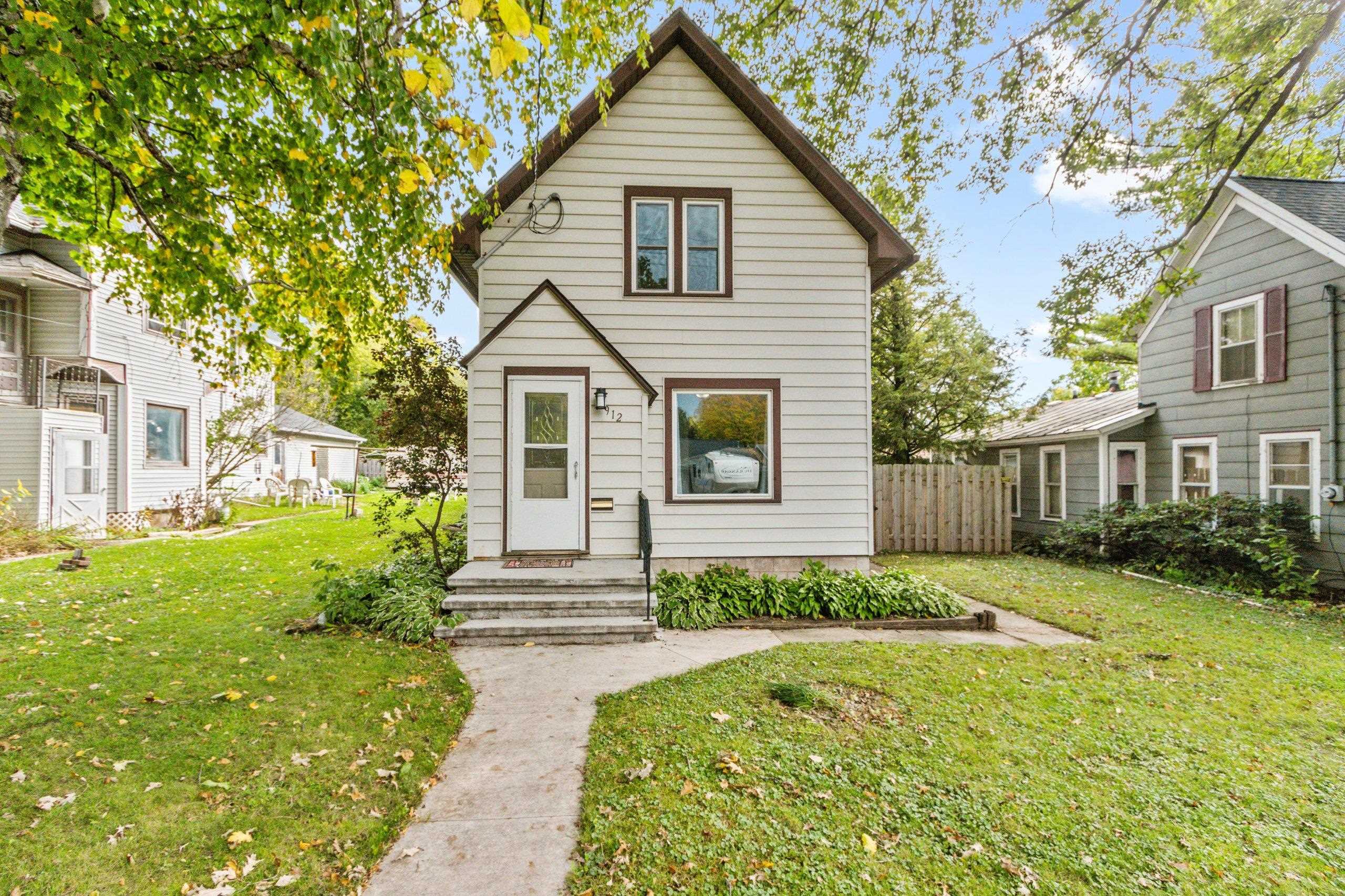 Property Photo:  912 Metoxen Avenue  WI 54130-2826 