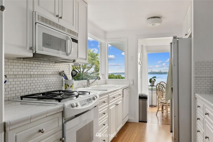 Property Photo:  169  Lake Avenue W  WA 98033 