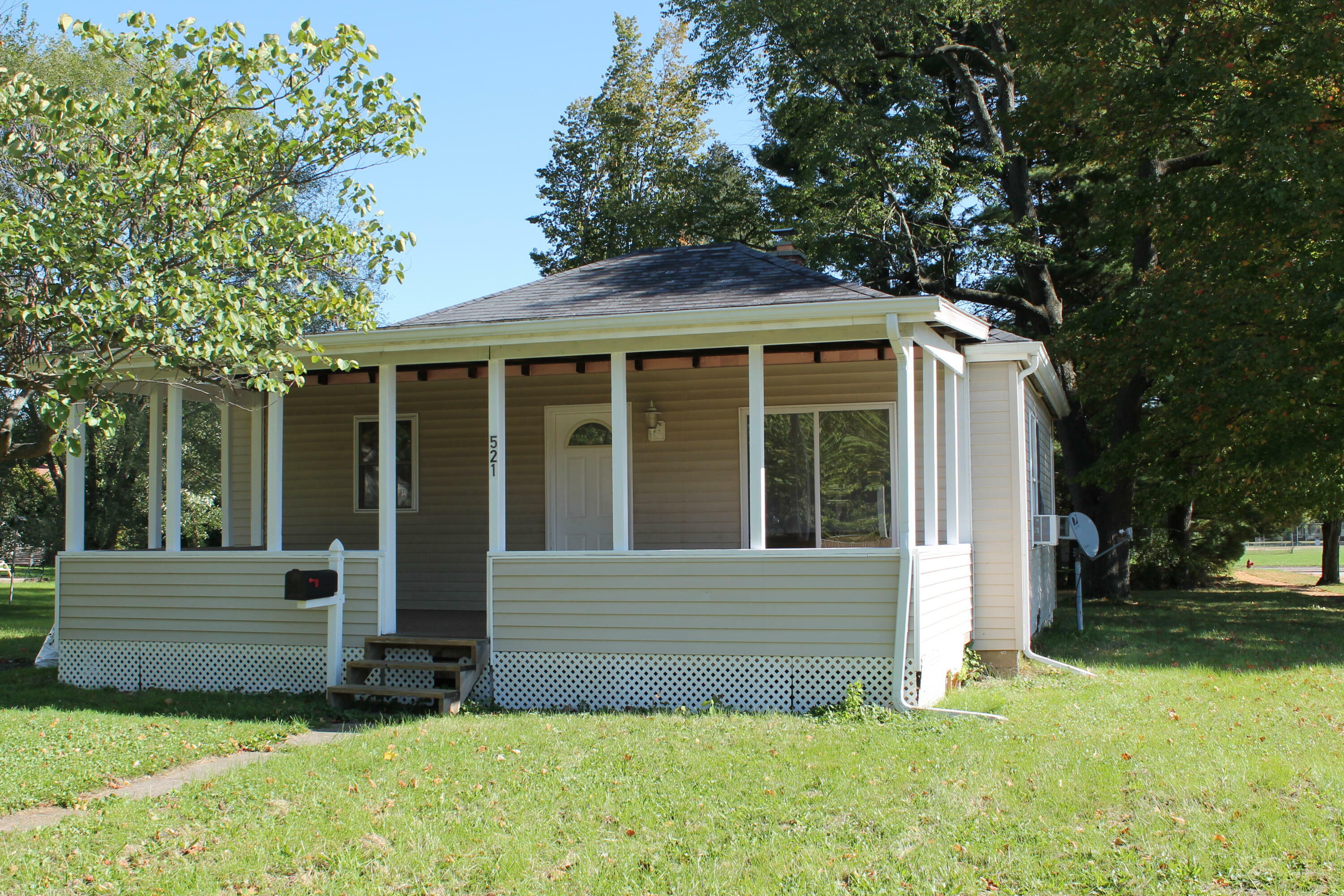 Property Photo:  521 Cecil Street  MI 49107 