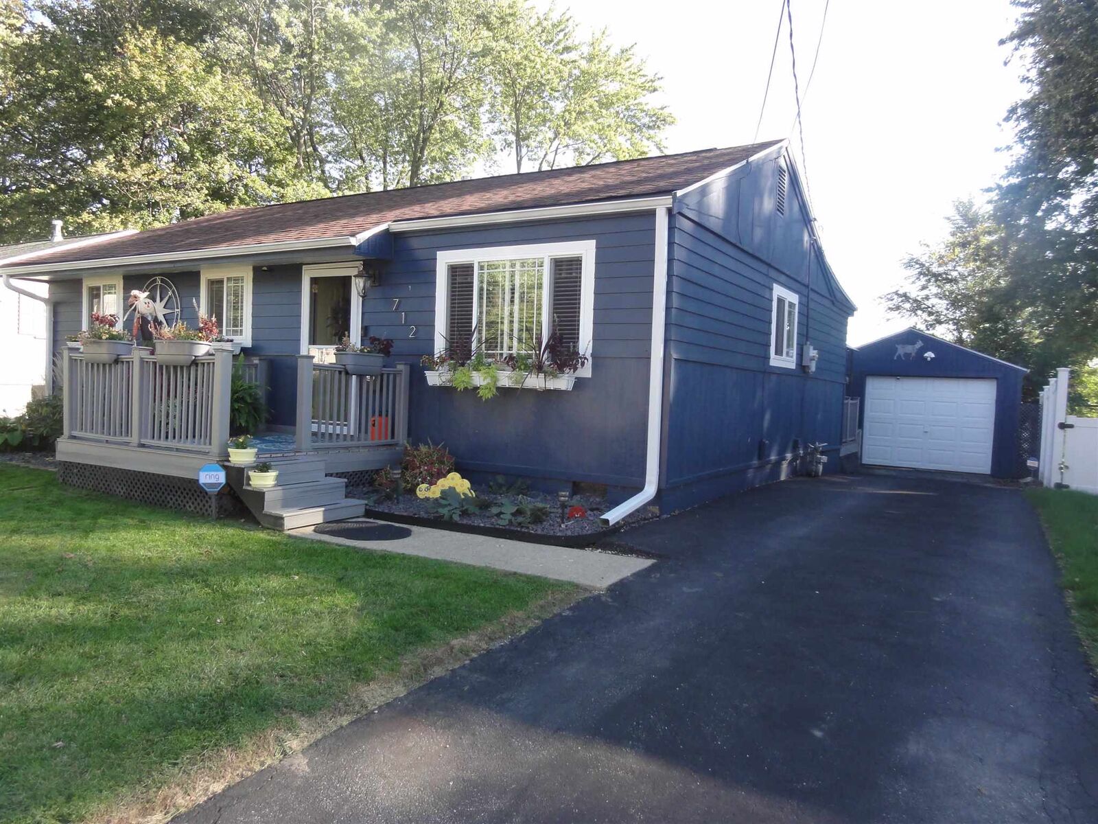 Property Photo:  712 E Division  IL 61616 