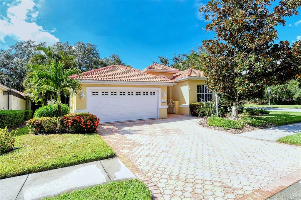 Property Photo:  8320 Canary Palm Court  FL 34238 