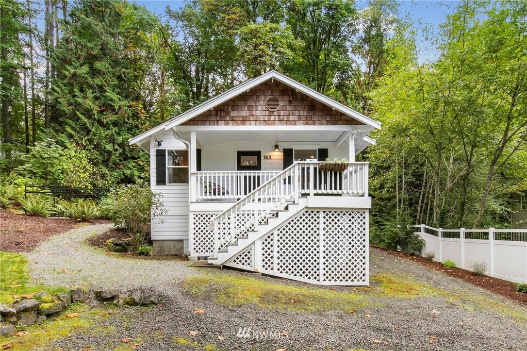Property Photo:  7611 NE Hidden Cove Road  WA 98110 