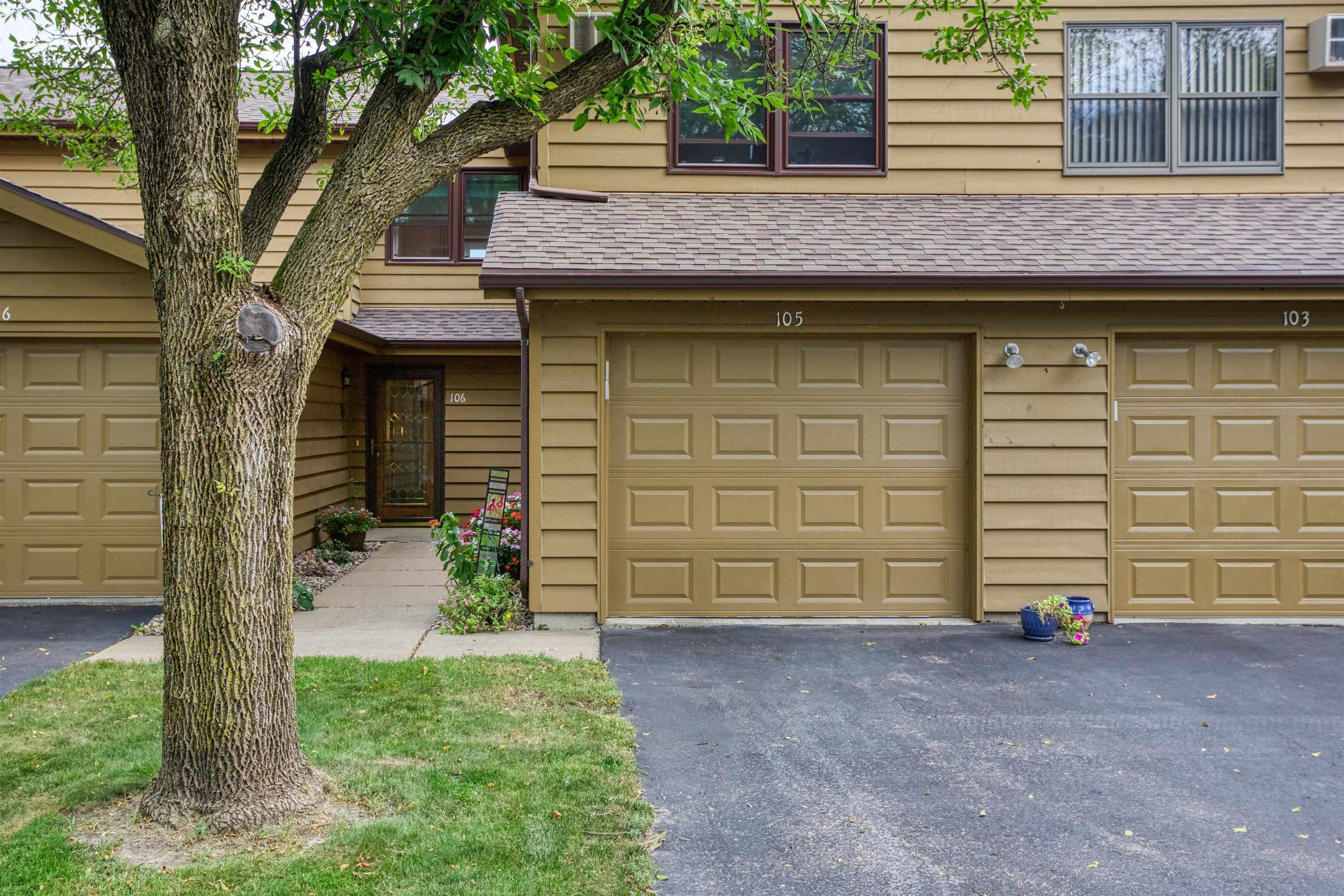 Property Photo: 1140 Manor Drive 105 WI 54956
