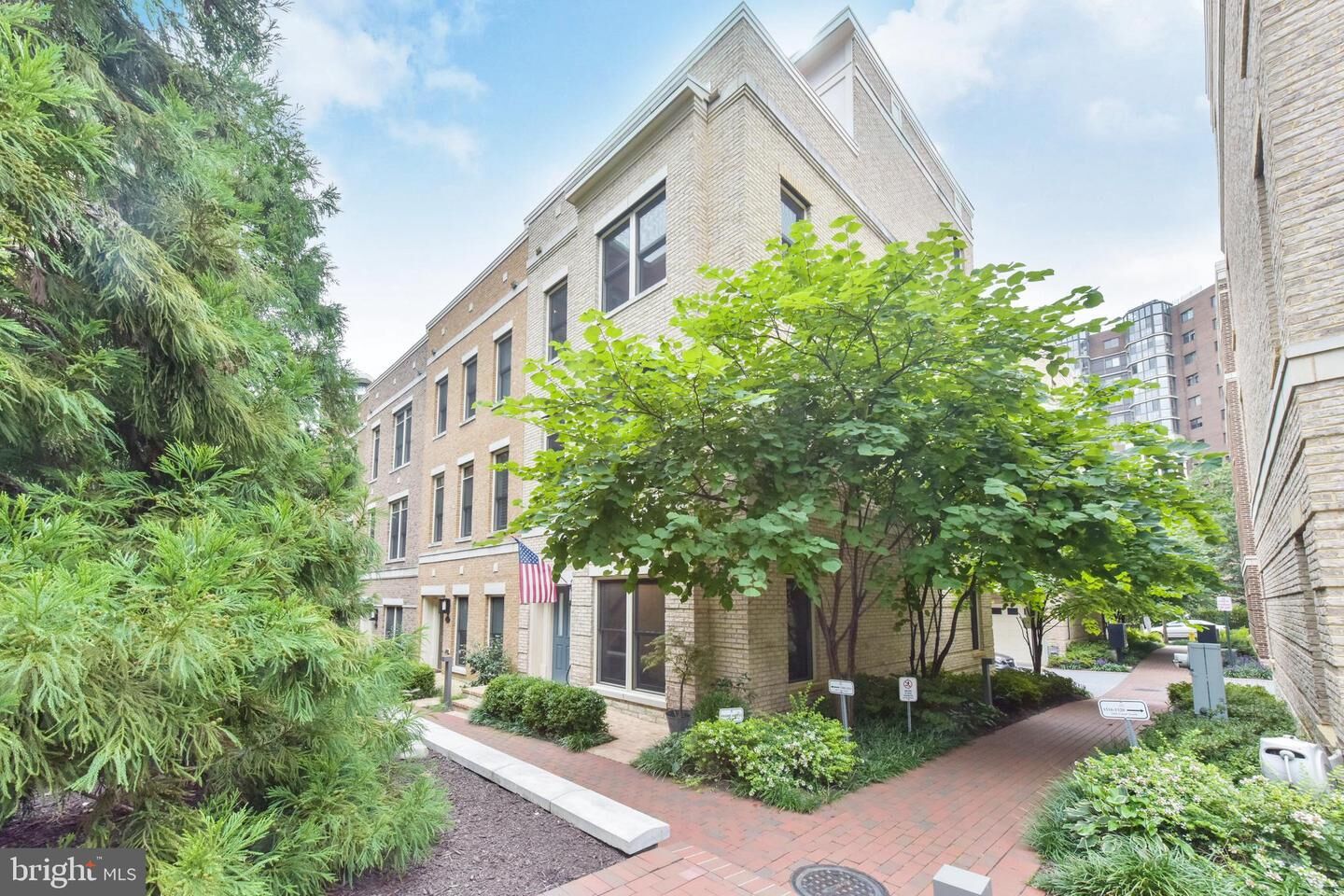 Property Photo:  1514 16th Court N  VA 22209 