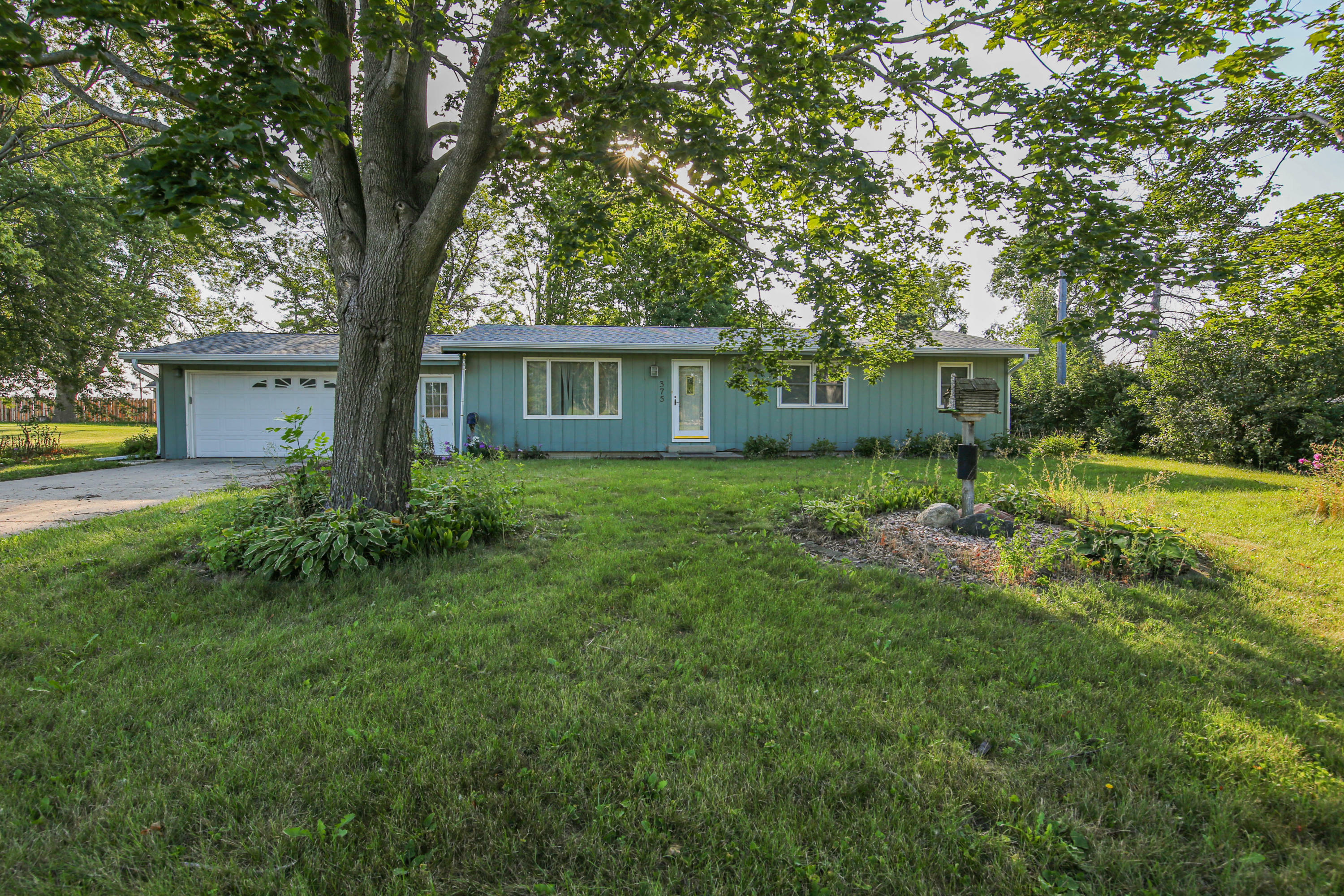 Property Photo:  375 N 7th St  IA 50154 