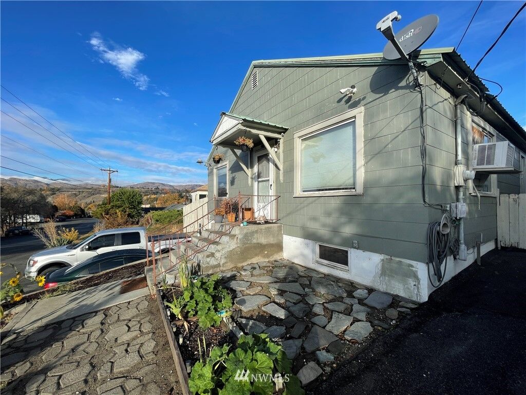 Property Photo: 411 E Dewberry Street WA 98841