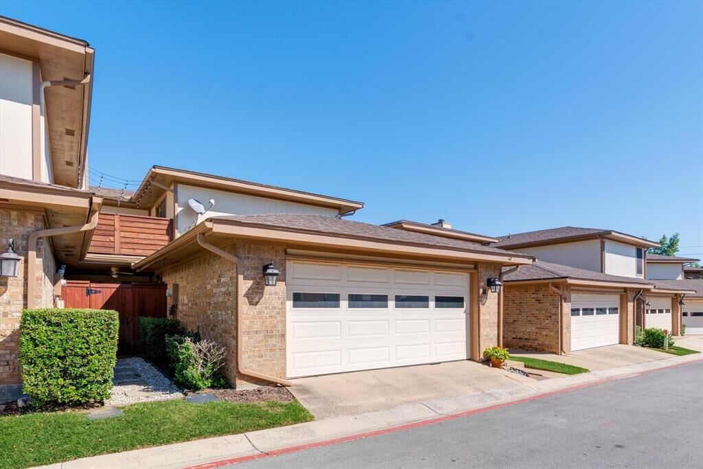 Property Photo: 21 Rockwood Circle TX 76021