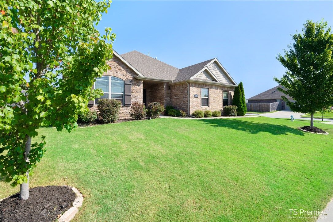 Property Photo: 2958 W Millstone Drive AR 72704