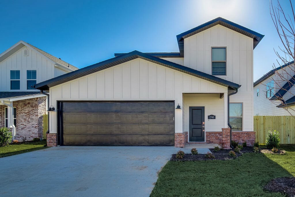 Property Photo: 1740 W Broadway Place AR 72758