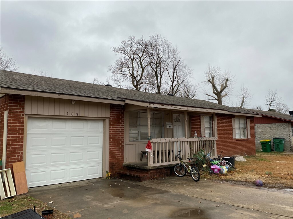 Property Photo:  707 Gwenn Street  AR 72762 