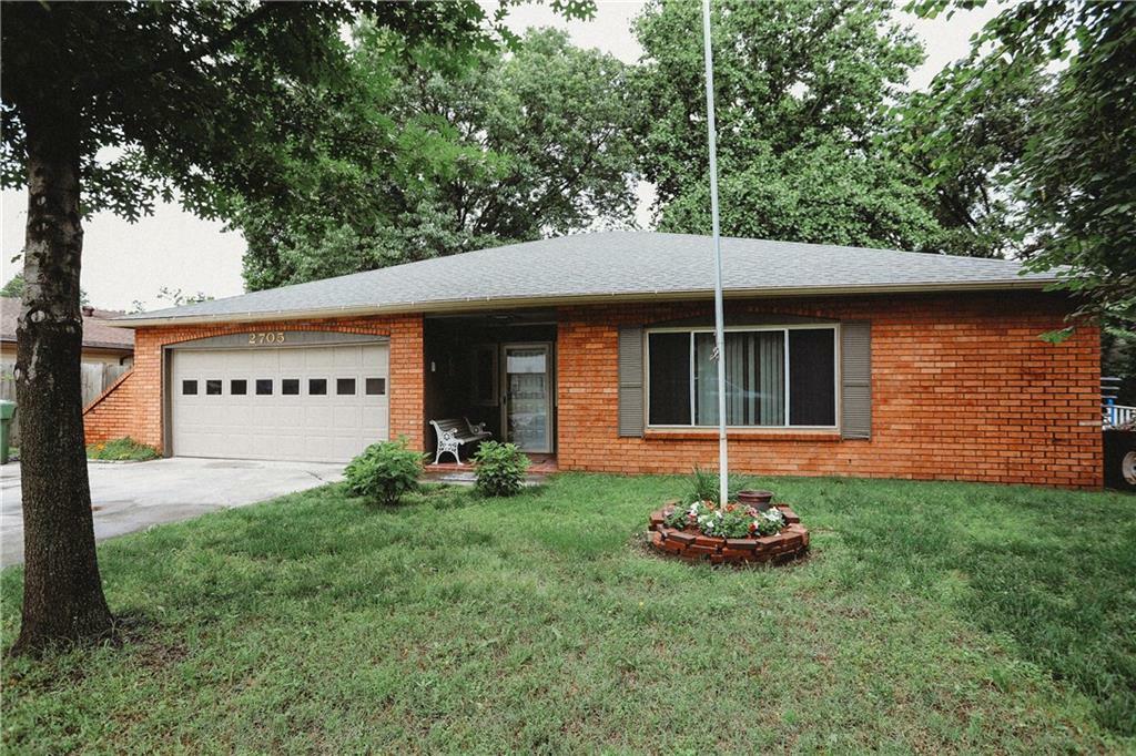 Property Photo:  2705 W Ash Street  AR 72756 