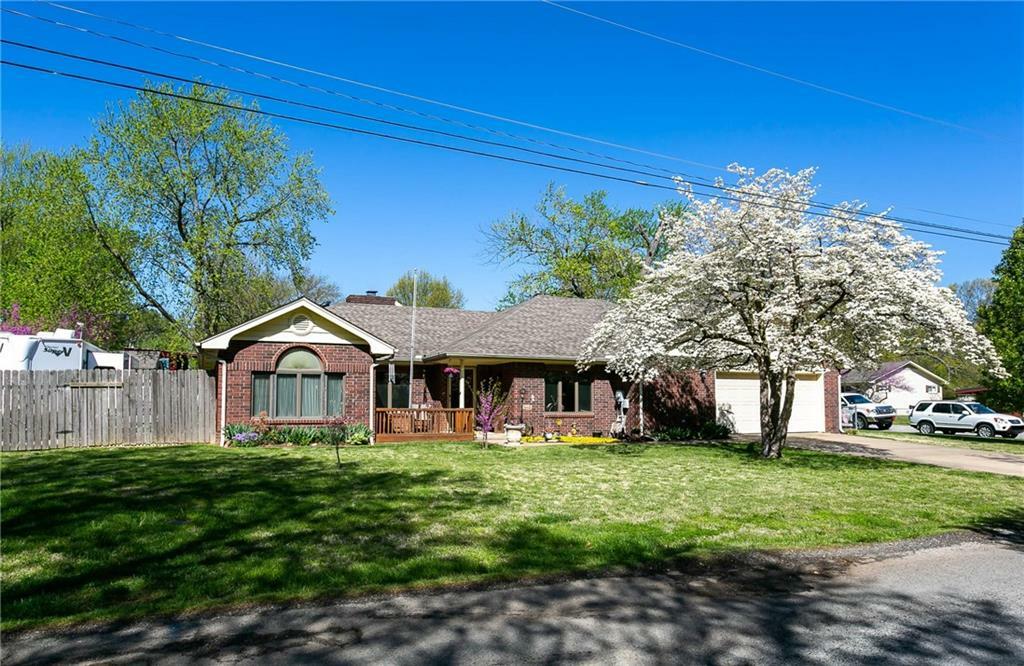 Property Photo:  504 S Oak Hill Street  AR 72761 