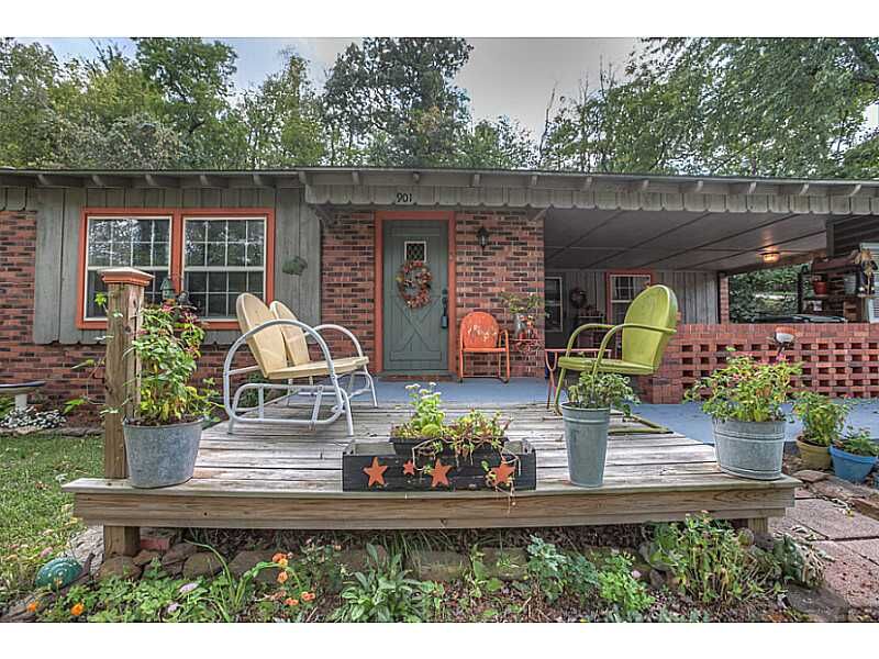 Property Photo: 901 E Jackson Drive AR 72701