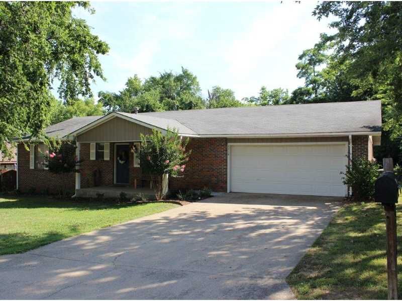 Property Photo:  2518 N Robin Road  AR 72703 