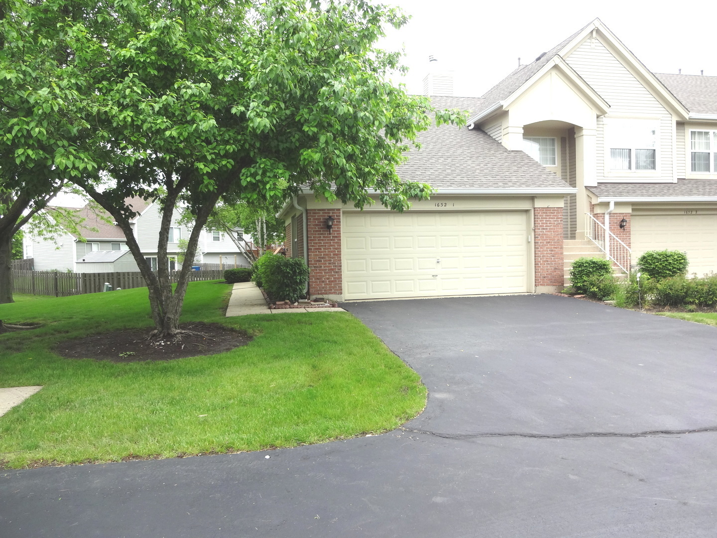 Property Photo:  1632 Columbia Circle 1  IL 60103 