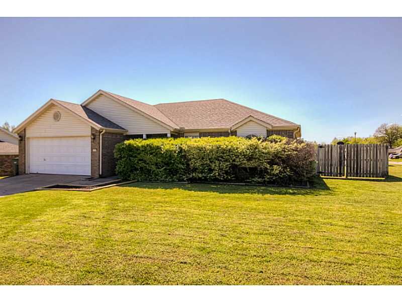 Property Photo:  1139 S Oleander Lane  AR 72704 