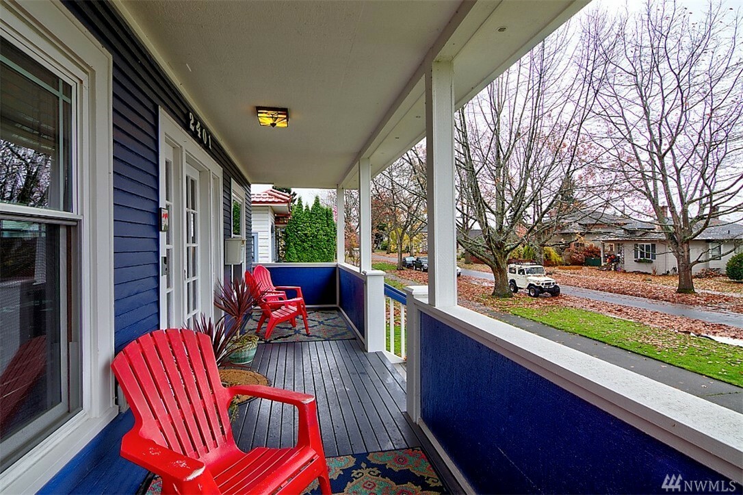 Property Photo:  2401 Baker Ave  WA 98201 