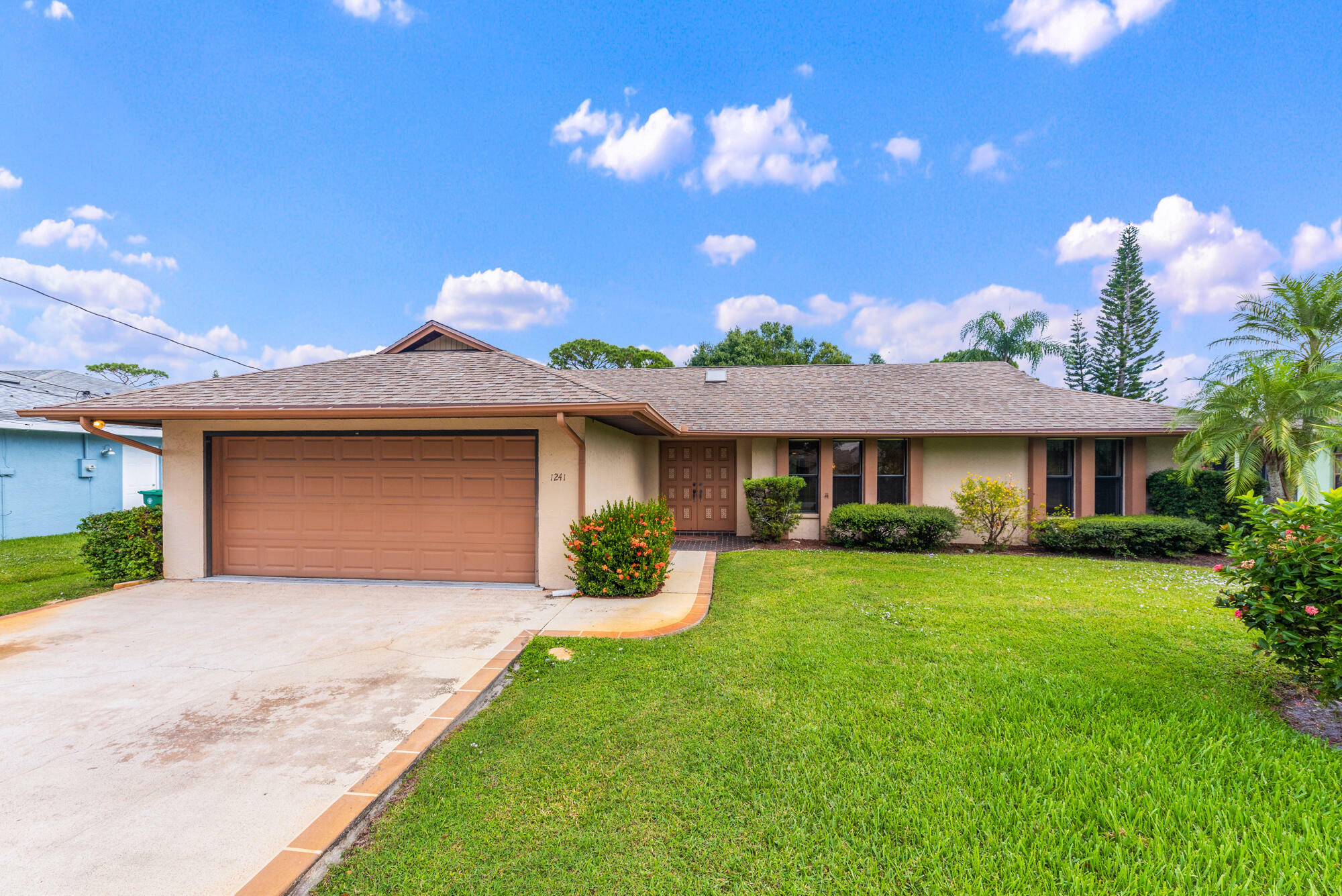 Property Photo:  1241 SE McFarlane Avenue  FL 34952 